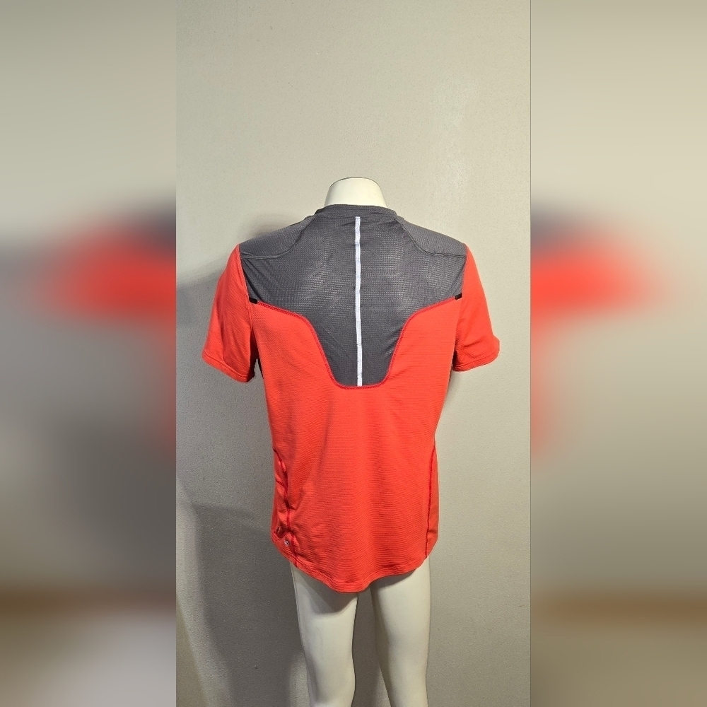 Lululemon Red & Grey Short Sleeve Rear Zip Pocket Training Shirt Men's Size Medi - Picture 5 of 6
